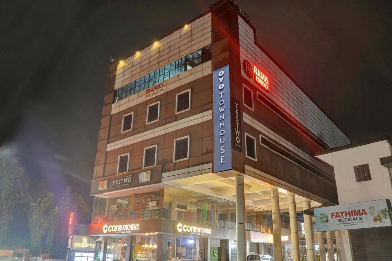 Oyo Townhouse 1070 Ramis Plaza Hotel Tullipurmbu Exterior foto